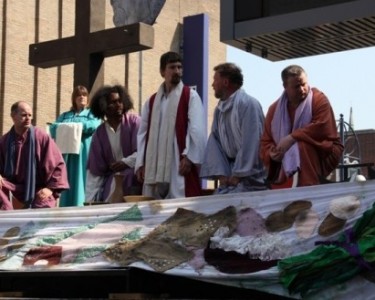 Christ in the centre 2011