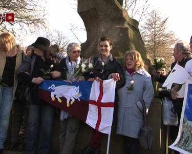 Richard III Supporters in Leicester Link Arms Around King’s Statue