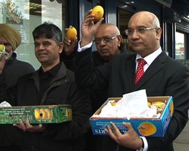 MP Keith Vaz Meets with Asian Shopkeepers to Discuss Mango Ban