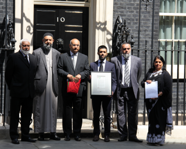 Gaza Peace Flag Delivered to 10 Downing Street