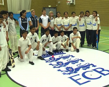 England Cricket Players Teach Pupils at New Leicester School