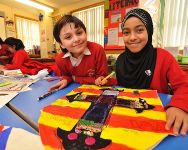 Leicester School Children Create Medieval Flags for Richard III Reburial