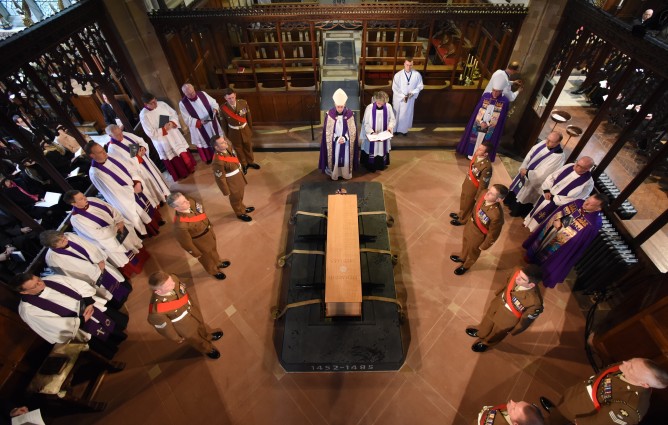 Lowering the coffin of King Richard III in to the grave at Leicester Cathedral.  Credit. Leicester Cathedral 