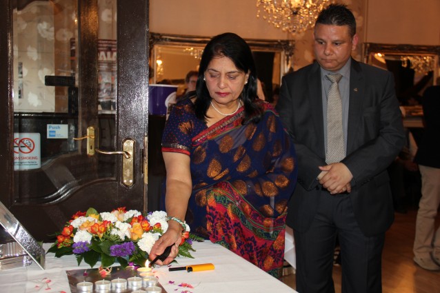 Councillor Manjula Sood lights a candle to remember the victims of the Nepal Earthquake. Credit. Pukaar News