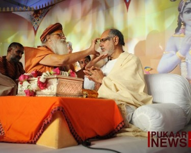 Thousands Welcome Spiritual Leader Rameshbhai Oza