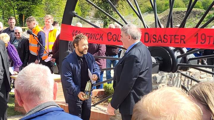 Leicester Time: MINING MEMORIAL UNVEILED BY HOLLYWOOD ACTOR STEPHEN GRAHAM