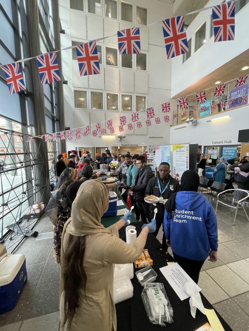 Leicester Time: SIKH COMMUNITY PROVIDES FREE LUNCH FOR STUDENTS AT LEICESTER COLLEGE
